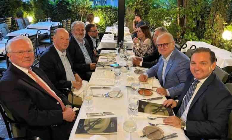 Iće i piće: Vesić se sastao američkim ambasadorom u poznatom beogradskom restoranu (FOTO)